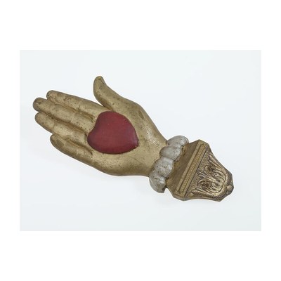 The Heart in Hand · El Corazón en la Mano